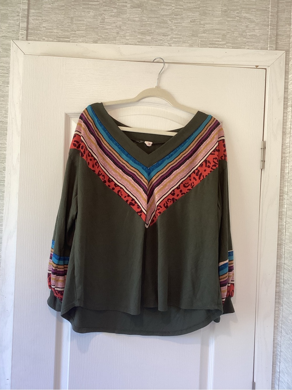 Fifth Ray Olive V-Neck Blouse with Multicolor Chevron Trim 1XL EUC